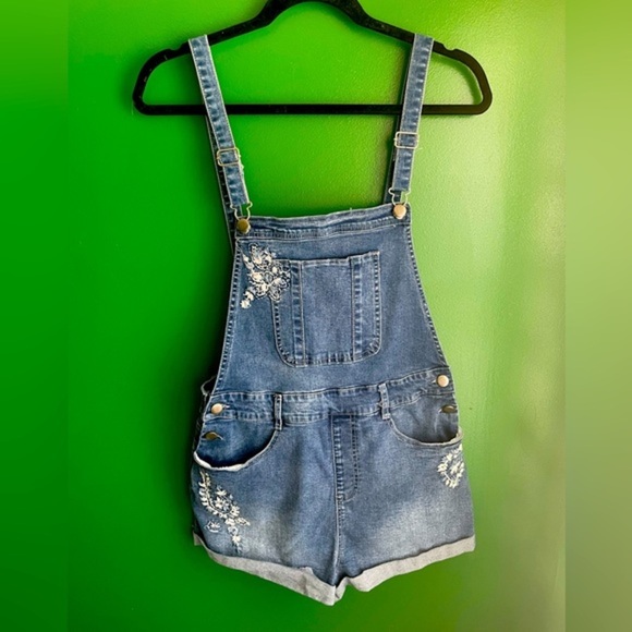 BB Dakota Other - BB Dakota Embroidered Denim Overall Shorts Romper Size 6 EUC!